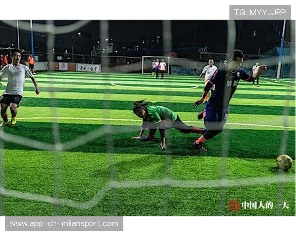 足球场现“魔法吊射”，门将呆立原地连跳都忘了