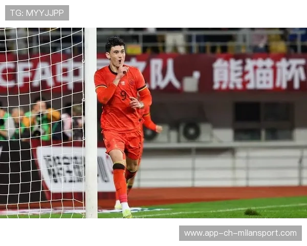 成都蓉城租借拜合拉木，禁区前沿起脚更果断