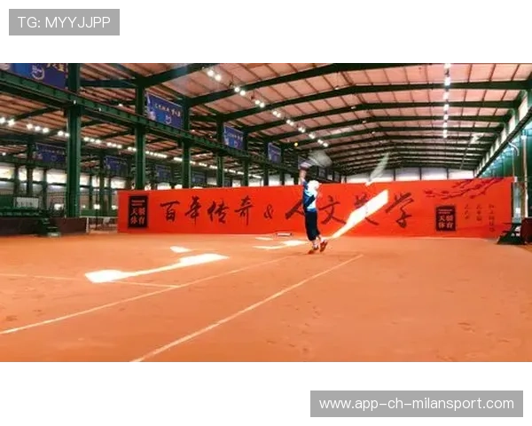 红土球场飞扬的砖红色粉尘，什么属于红土球场